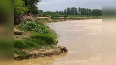 बाढ़ के पानी से घिरे 50 गांव, बैराजों से छोड़ा गया 27,5482 क्यूसेक पानी