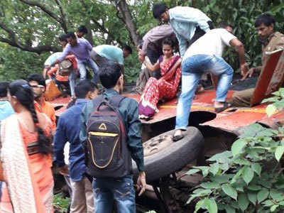 पालघरमध्ये बस अपघात, ११ प्रवासी जखमी