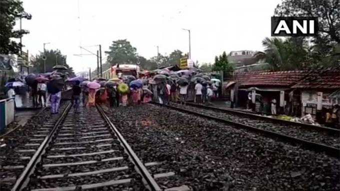 विरोध-प्रदर्शन का रेलवे यातायात पर बड़ा असर पड़ा