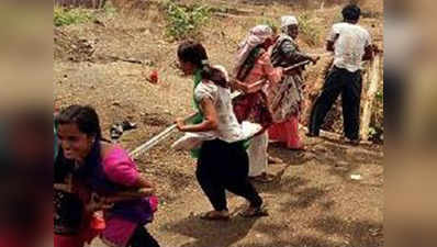 खरगोन: प्रशासन की बेरुखी से त्रस्त बेटियों ने खोद डाला कुआं