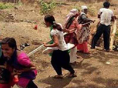 खरगोन: प्रशासन की बेरुखी से त्रस्त बेटियों ने खोद डाला कुआं