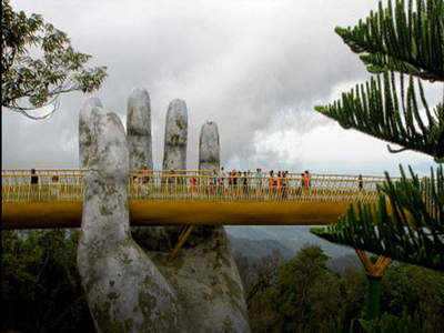 Vietnam Golden Bridge: विशाल हाथों पर टिका, पर्यटकों की लगी भीड़