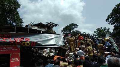 പാലക്കാട് നഗരത്തിൽ മൂന്നുനിലക്കെട്ടിടം തകർന്നുവീണു