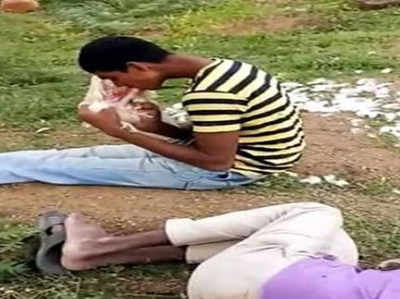 तेलंगाना: मुर्गी को जिंदा ही खा गया नशे में चूर युवक
