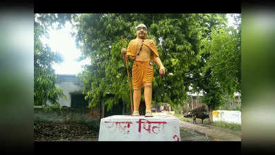 शाहजहांपुरः भगवा रंग में रंगी बापू की प्रतिमा, कांग्रेस ने दी आंदोलन की धमकी
