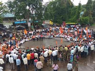 आरक्षणासाठी रास्ता रोको