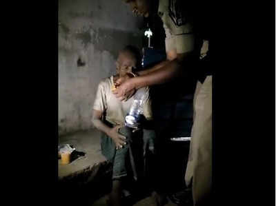 हैदराबाद: सड़क पर घायल पड़े बुजुर्ग के लिए फरिश्ता बने पुलिस अधिकारी, देखें विडियो