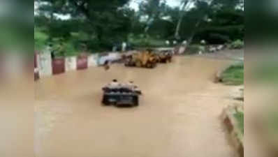 कानपुर: पानी में फंसी पुलिस की गाड़ी, ऐसे निकली बाहर, देखें विडियो