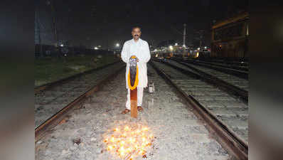 चंदौलीः रेलवे का खंभा नंबर 1276 बना भगवा ब्रिगेड का तीर्थ