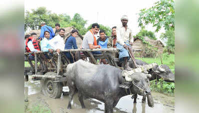यूपी: जब मंत्री स्वाति सिंह भैंसागाड़ी से पहुंचीं बाढ़ प्रभावित गांव
