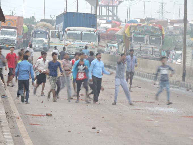 हाइवे पर बाढ़ से बेघर हुए लोगों का बवाल