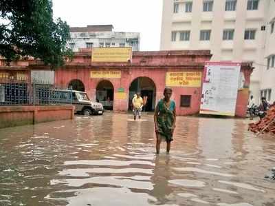 भदोही में जलभराव से लोग परेशान, सरकारी अस्पताल में भरा पानी