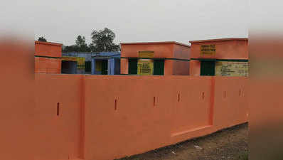 हरदोई के प्राथमिक विद्यालय की हुई भगवा रंग से पुताई, हड़कंप