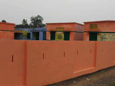हरदोई के प्राथमिक विद्यालय की हुई भगवा रंग से पुताई, हड़कंप