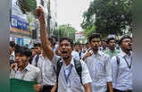 ढाका: सड़क हादसे में मरे थे स्टूडेंट, बच्चों ने किया चक्का जाम