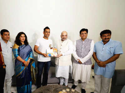 बीजेपी के ‘संपर्क फॉर समर्थन’ के तहत महेंद्र सिंह धोनी से मिले अमित शाह