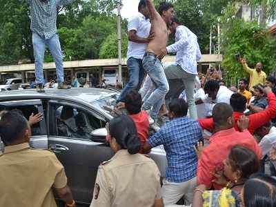 खासदारांच्या गाडीची तोडफोड