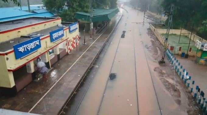 জলমগ্ন রেললাইন।