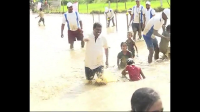 ಕೆಸರು ಗದ್ದೆಯಲ್ಲಿ ಶಾಸಕ ಕುಮಾರಸ್ವಾಮಿ ಓಟ