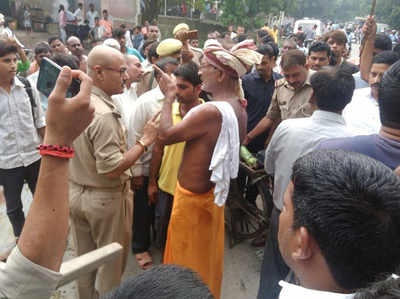 यूपी: गोहत्या की घटना के बाद गुस्साई भीड़ ने सड़क पर लगाया जाम