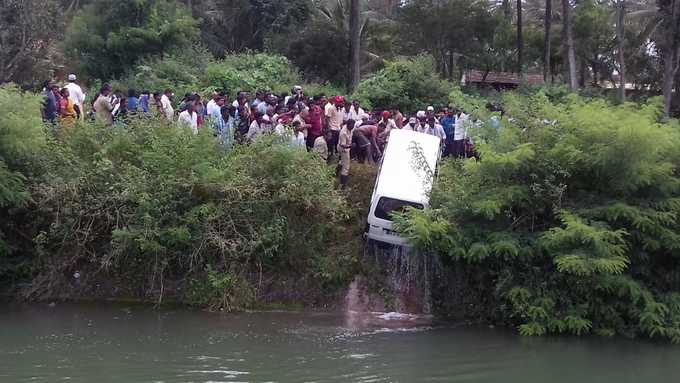 ನಾಲೆಗೆ ಉರುಳಿದ ಕಾರು