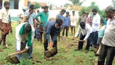 ಶಿಕ್ಷ ಕರ ಸಮಸ್ಯೆ ಬಗೆಹರಿಸಲು ಬಂದ ಶಿಕ್ಷ ಣಾಧಿಕಾರಿಯಿಂದ ಶಾಲೆಗೆ ಸ್ವಚ್ಛತೆ ಭಾಗ್ಯ...!