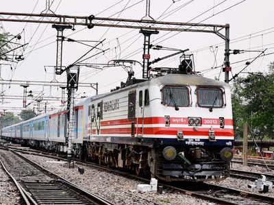 मुंबई से सूरत के रेल रूट पर जारी है ‘फर्स्ट क्लास’ की लड़ाई