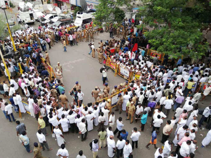 कावेरी अस्पताल के बाहर लगातार जमा हो रहे हैं डीएमके कार्यकर्ता और समर्थक।