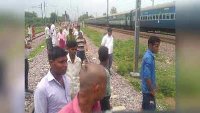कानपुर: बाढ़ प्रभाव‍ितों को ट्रेनों से भेजा जा रहा पानी