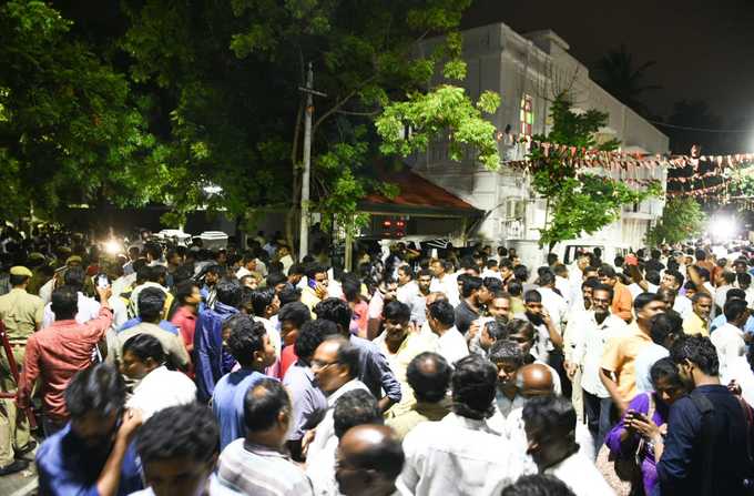 கவலைக்கிடமான நிலையல் கருணாநிதி: கண்ணீரோடு திமுக தொண்டர்கள்