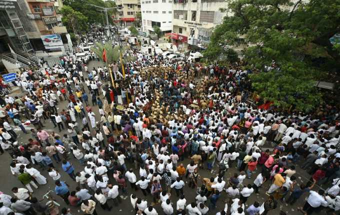 ಡಿಎಂಕೆ ಅಧಿನಾಯಕ ಕರುಣಾನಿಧಿ ಅಸ್ತಂಗತ; ಹರಿದು ಬಂದ ಜನಸಾಗರ