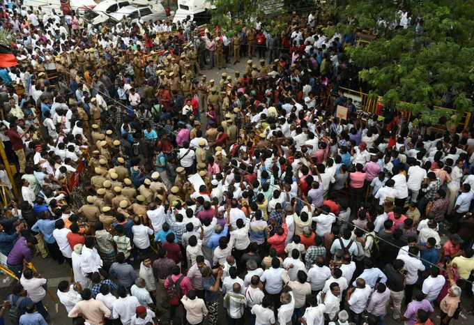 ಡಿಎಂಕೆ ಅಧಿನಾಯಕ ಕರುಣಾನಿಧಿ ಅಸ್ತಂಗತ; ಹರಿದು ಬಂದ ಜನಸಾಗರ