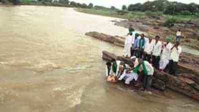 ವರದಾ ನದಿಗೆ ಬಾಗಿನ ಅರ್ಪಣೆ