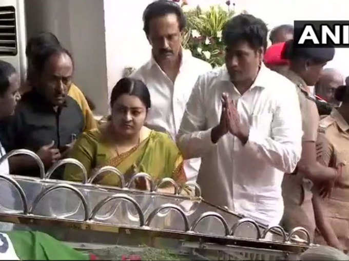 दीपा जयकुमार ने चेन्नै के राजाजी हॉल में तमिलनाडु के पूर्व सीएम एम करुणानिधि को श्रद्धांजलि अर्पित की। (ANI)