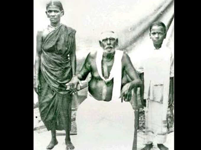 करुणानिधि की एक दुर्लभ तस्वीर, जिसमें वह अपने माता-पिता के साथ खड़े हैं।
