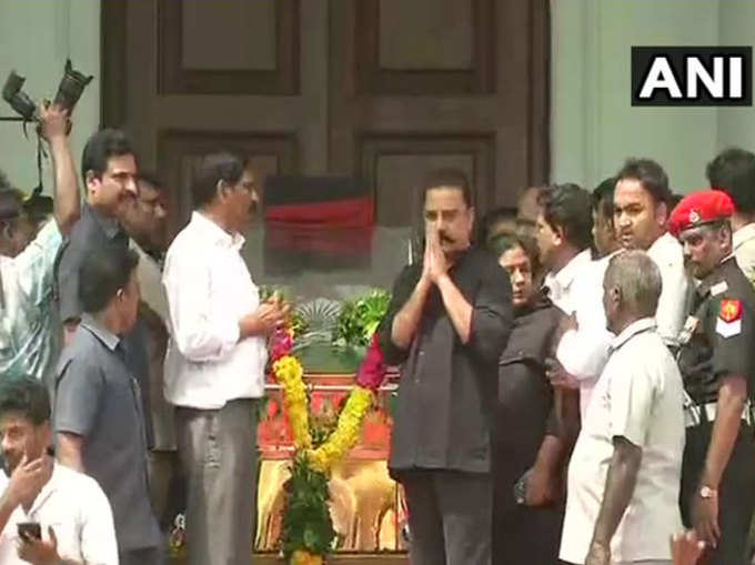 तमिलनाडुः अभिनेता से नेता बने कमल हासन ने चेन्नै के राजाजी हॉल में करुणानिधि को श्रद्धांजलि अर्पित की। (ANI)