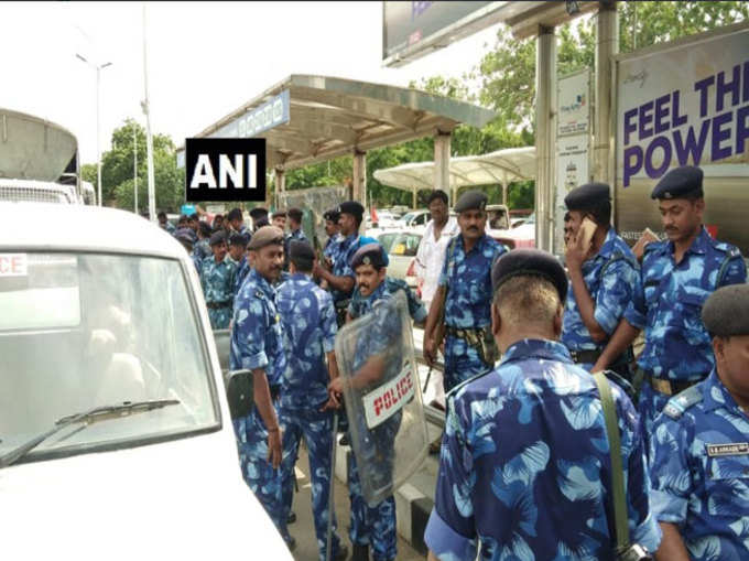 तमिलनाडुः चेन्नै में मरीना बीच पर अन्ना मेमोरियल के बाहर रैपिड ऐक्शन फोर्स को तैनात किया गया है। तमिलनाडु सरकार द्वारा मरीना बीच पर करुणानिधि की समाधि के लिए जमीन देने से इनकार करने के मामले में मद्रास हाईकोर्ट में सुनवाई जारी है। (ANI)