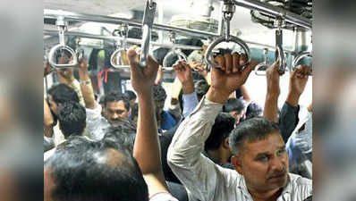 दिल्ली में लोकल ट्रेनों में कोचों की संख्या घटने से सफर करने वालों की मुश्किलें बढ़ीं, स्टेशन पर मचती है भगदड़