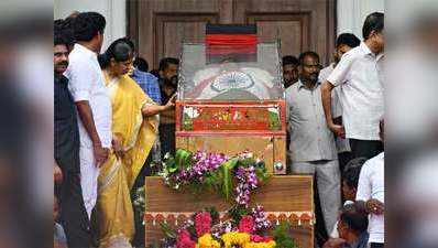 मरीना बीच पर ही होगा एम करुणानिधि का अंतिम संस्कार, मद्रास हाई कोर्ट ने दी मंजूरी