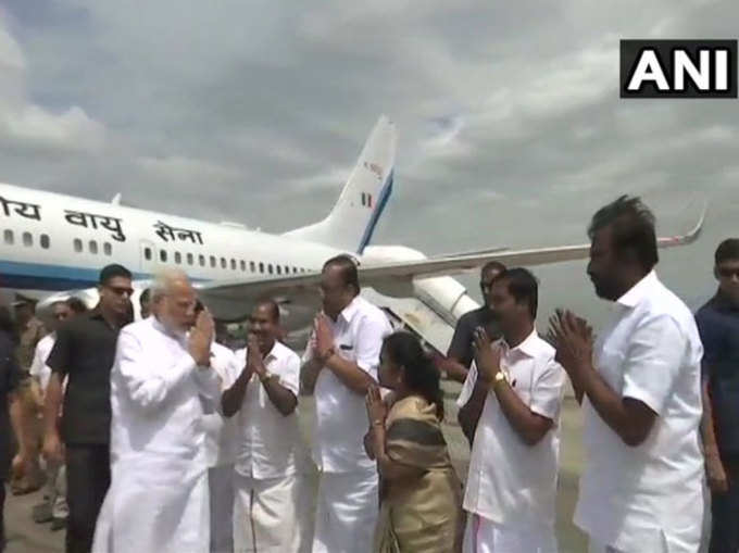 पीएम नरेन्द्र मोदी चेन्नै एयरपोर्ट पर पहुंचे। करुणानिधि को श्रद्धांजलि देने के लिए पहुंचे हैं पीएम मोदी