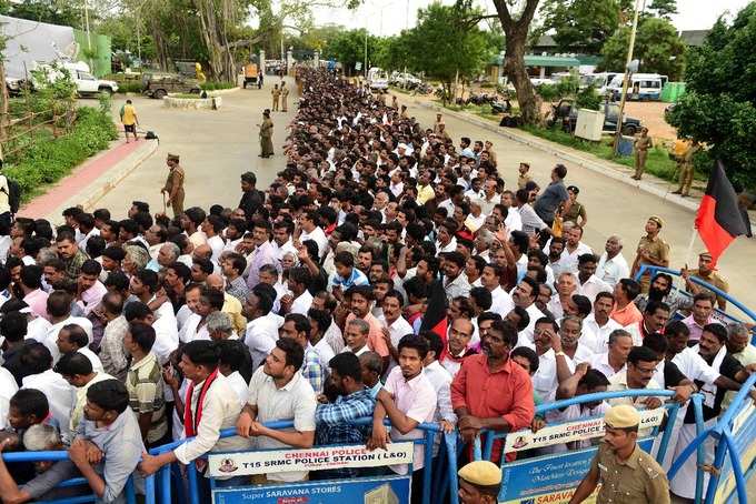 கலைஞருக்கு கண்ணீர் அஞ்சலி!