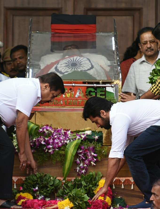 കരുണാനിധിക്ക് ആദരാഞ്ജലി അർപ്പിക്കാൻ നടൻ സൂര്യ എത്തിയപ്പോൾ