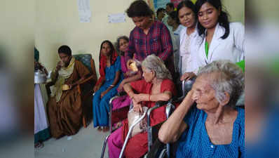 अवैध संस्था का खामियाजा भुगत रहीं बुजुर्ग महिलाएं, बार-बार पूछतीं- कब जाएंगे घर