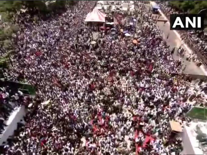 तमिलनाडुः चेन्नै के राजाजी हॉल के बाहर लोगों की भारी भीड़। डीएमके चीफ रहे एम करुणानिधि का पार्थिव शरीर अंतिम दर्शन के लिए यहीं पर रखा गया है। (ANI)