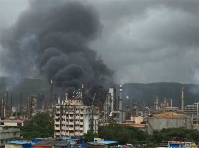मुंबई : चेंबूर येथे बीपीसीएलमध्ये स्फोट; अग्निशमन दलाच्या दहा गाड्या घटनास्थळी दाखल