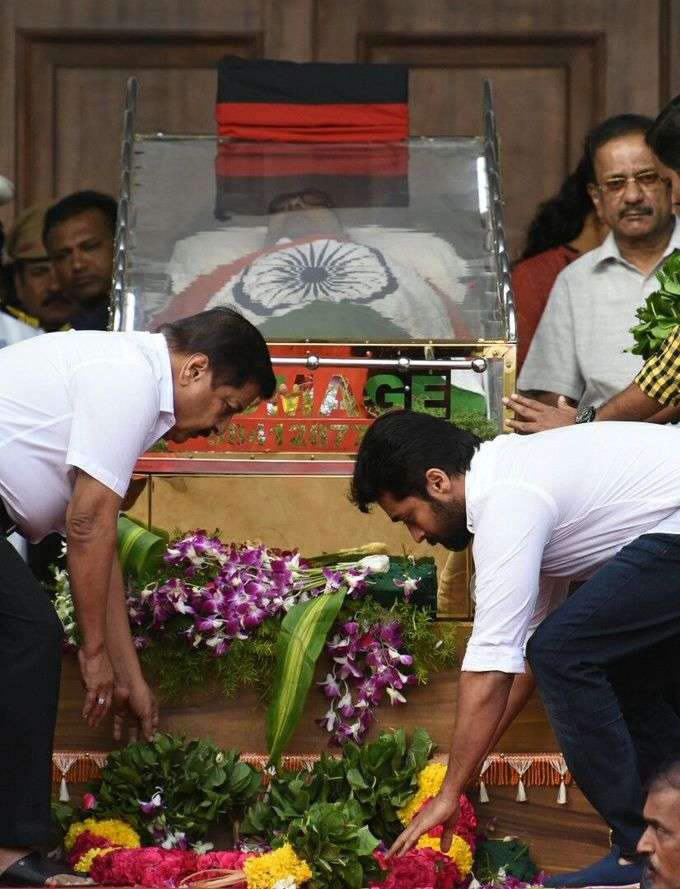 కరుణానిధికి నివాళులు అర్పించిన ప్రముఖులు