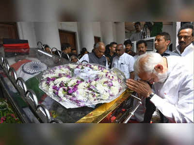 PM Modi: കരുണാനിധിക്ക് മുന്നില്‍ കുമ്പിട്ട് വണങ്ങി മോദി