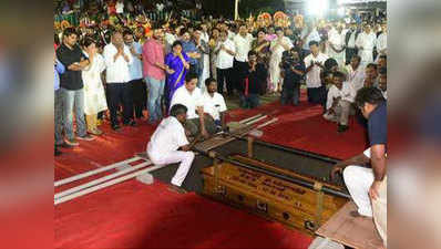 तमिलनाडु: गुरु अन्नादुरई के पास दी गई करुणानिधि को समाधि
