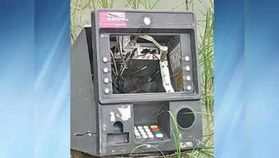 रोहतक में ATM उखाड़ ले गए चोर, कैश निकाल कर खेत में फेंकी मशीन