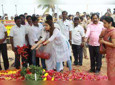 கலைஞர் நினைவிடத்தில் நடிகை த்ரிஷா மலரஞ்சலி!